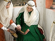 Zofe reicht adeliger Dame die Schuhe