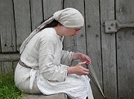 Magd beim Fingerschlaufenflechten