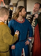 Adeliger bekommt den Mantel umgelegt