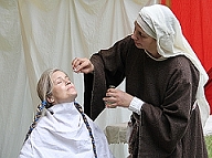 Eine Dame wird geschminkt