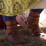 Der Bischof segnet das Schwert