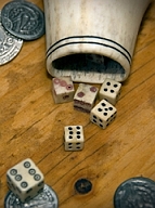 W&uuml;rfelbecher und W&uuml;rfel aus Knochen