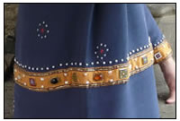 Ein hochadliger Herr gr&uumlsst aus dem Palas einer Burg.