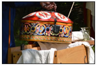 Zofen bedienen die hohen Frauen beim Ankleiden.