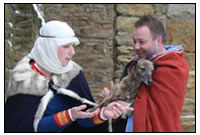 Neben Kleidung und Gebrauchsgegenst&aumlnden erg&aumlnzen auch einige Tiere - hier die im Mittelalter hoch angesehenen Jagdhunde - unsere Darstellung.