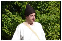 Historischische Schafrassen eines Museumsdorfes und die Tracht unseres Hirten ergeben ein harmonisches Gesamtbild.