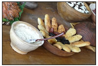 Aufw&aumlndig produzierte und farbenfrohe h&oumlfische Speisen nach historischen Rezepten f&uumlr die Adelstafel.