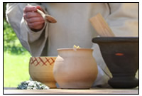 W&aumlhrend des Programmpunktes Klostermedizin bereiten Nonnen Arzneien aus Kr&aumlutern zu.