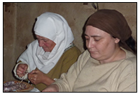 F&uumlr die Zubereitung des abendlichen Festmahls ben&oumltigt das Gesinde in der Burgk&uumlche einen ganzen Tag Arbeit.