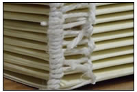 F&uumlr die Rekonstruktion eines Evangeliars wurden genau die selben Arbeitsschritte vollzogen wie vor &uumlber 800 Jahren.