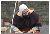 Die Herstellung von Schmuckst&uumlcken mit historischen Mitteln demonstriert der Feinschmied.