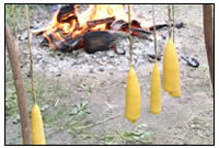 Wie mit historischen Mitteln die wertvollen Wachskerzen hergestellt werden, kann man bei unserer Kerzenzieherin erfahren.