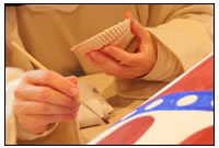 Herstellung eines Schildes mit historischen Mitteln.