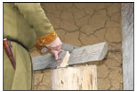 Ob Lager oder Museumsbelebung, die Vorbereitung des Feuerholzes geh&oumlrt zu den t&aumlglichen Besch&aumlftigungen.