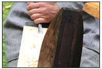 Ein Handwerker nutzt unsere Werkbank bei der Holzbearbeitung.