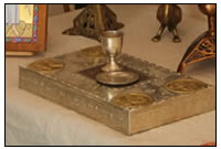 Kostbares liturgisches Ger&aumlt und Reliquien zieren unsere Feldkapelle.