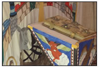 Die Ausstattung unserer Feldkapelle wurde in jahrelanger Arbeit selbst gefertigt.