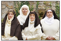 Neben Nonnen, Bischof und Diakon geh&oumlren auch Laienbr&uumlder und Pilger zu unserer religi&oumlsen Darstellung.