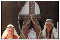 Unser Bischofsdarsteller h&aumllt eine private Messe in der Kapelle einer Burg.