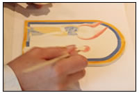 Eine Schwester widmet sich der Ikonenmalerei mit Farben aus Pigmenten.