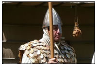 Der Schuppenpanzer unseres Infanteristen besteht aus rund 800 handgefertigten Hornschuppen, die auf Leder aufgen&aumlht wurden.