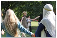 Zur Live-Musik unserer Musikanten bringen unsere T&aumlnzerinnen interessierten Besuchern einfache historische T&aumlnze bei.