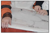 Unser Mitstickrahmen bietet die M�glichkeit mit historischer Nadel und pflanzengef&aumlrbten Garnen einen kleinen Teil eines historischen Motivs selbst zu sticken.