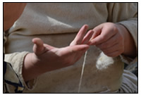 Interessant f&uumlr Jung und Alt, die Herstellung eines Fadens im hohen Mittelalter.