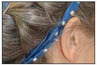 Die adligen Damen tragen Frisuren, denen man ansieht, dass sie von kundigen H&aumlnden frisiert wurden.