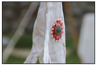 Geschichte zum Anfassen. Schmuck und Kleidungsst&uumlcke, wie man sie im Museum nur hinter Glas zu sehen bekommt, kann man bei uns anfassen und aus der N&aumlhe betrachten.