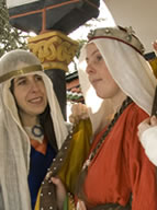 Adeliger bekommt den Mantel umgelegt