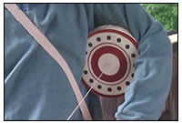 Ein Spielmann bedient ein heute in Vergessenheit geratenes Instrument mit aussergew&oumlhnlichem Klang.