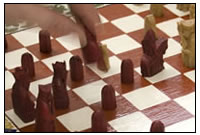 Eine besonders h&oumlfische Besch&aumlftigung ist das Schachspiel, doch die Regeln sind etwas anders, als wir sie heute kennen ...