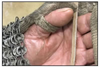 Wir pr&aumlsentieren, erl&aumlutern und demonstrieren die Nutzung von R&uumlstung und Waffen, die nach historischem Vorbild rekonstruiert wurden.