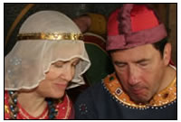 Nicht aus Geschirrmangel sondern aufgrund von vorhnehmen h&oumlfischen Sitten des 12. Jahrhunderts teilt sich das Paar Becher und Sch&uumlssel.