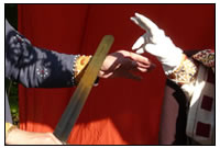 Der F&uumlrst l&aumlsst das Schwert durch den Bischof weihen, bevor er es dem jungen Ritter &uumlberreicht.