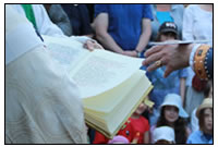 W&aumlhrend des Programmpunktes Schwertleite verfolgt das Publikum die Zeremonie.