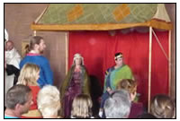 Die Schwertleite ist eine feierliche Zeremonie, an der diverse Pers&oumlnlichkeiten beteiligt sind.