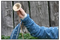 Historisches Multitasking: Beim Spiel der Zimbern kann die Musikantin zugleich auch singen und tanzen.