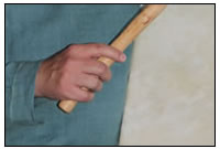 Ein Musikant mit einem rekonstruierten Schlaginstrument.