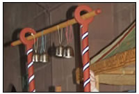 Die Glocken werden als himmlische Instrumente &uumlber dem Kopf gespielt.